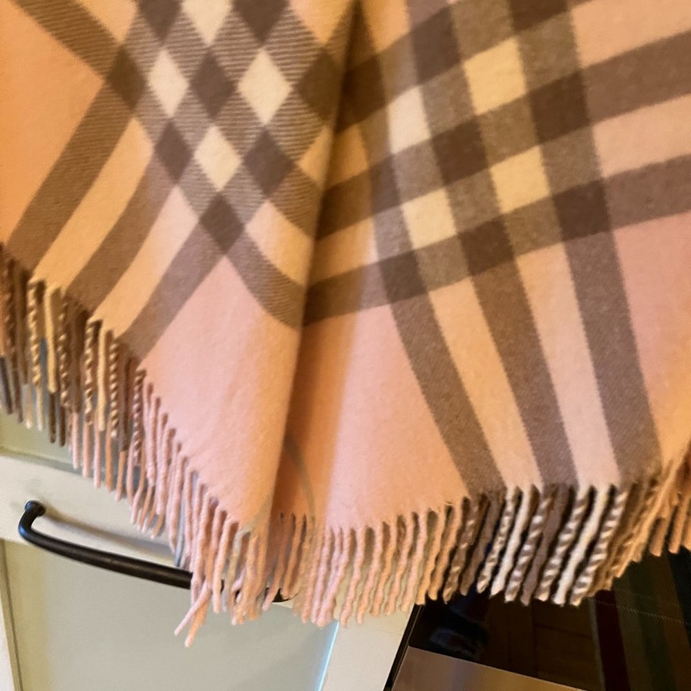Burberry Cashmere/wool blend Poncho. Classic plaid in pink and brown
Candy Check - Picture 3 of 10